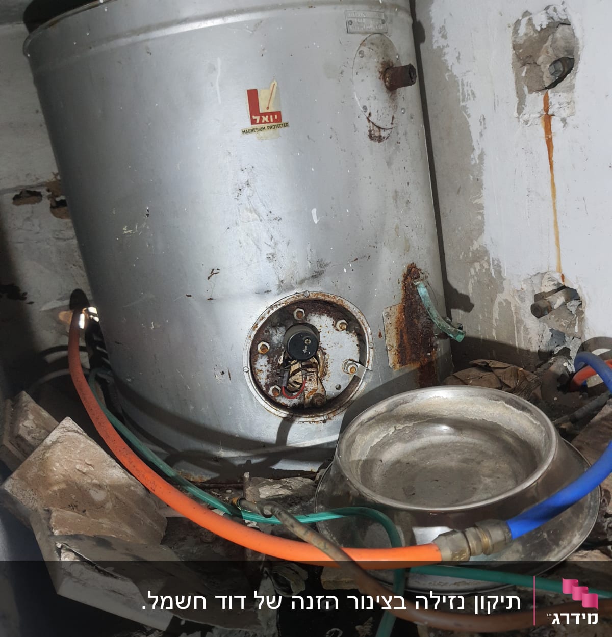 דוד שמש ישן עם צינורות צבעוניים וחלודה